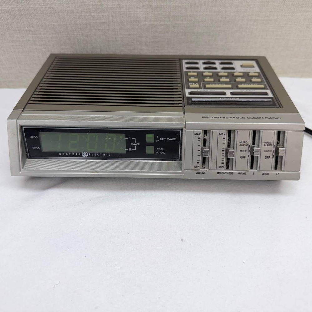 General Electric GE Programmable Clock Radio 7-4875B Woodgrain AM FM Vintage